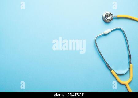 Lo stetoscopio medico si trova sulla vista dall'alto del tavolo con spazio per la copia. Foto Stock