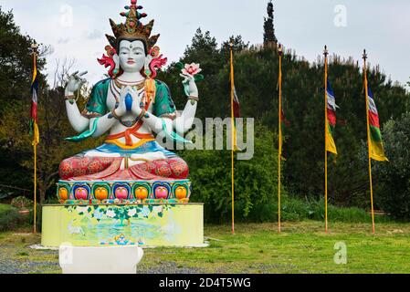 POMAIA, ITALIA - 25 APRILE 2019: Statua di Chenrezig in lama Tzong Khapa Istituto a Pomaia, Toscana, Pomaia, Foto Stock