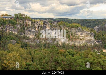 Vista sulle rocce di Bastei in Svizzera sassone dal Rauenstein Foto Stock