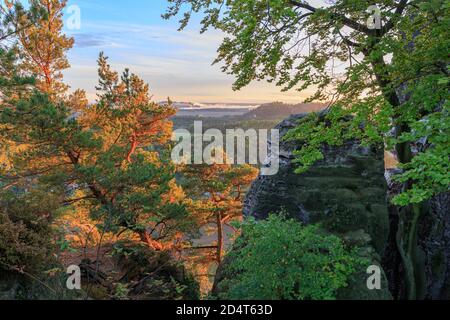 Vista dal ponte di Bastei durante il tramonto Foto Stock