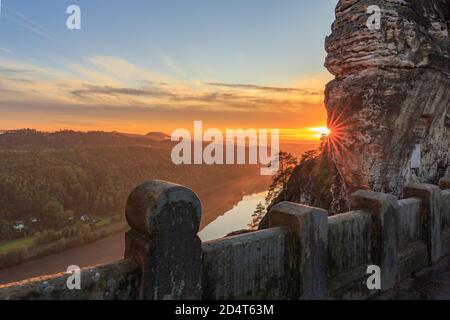 Vista panoramica dal ponte di Bastei durante il tramonto Foto Stock