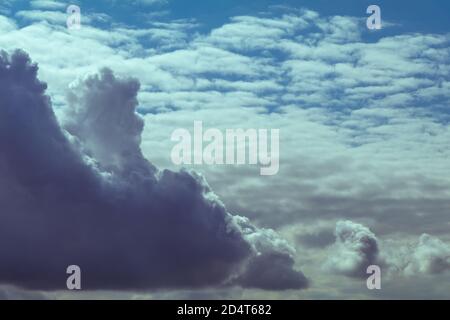 Formazione di nuvole di Cumulus con cielo blu Foto Stock