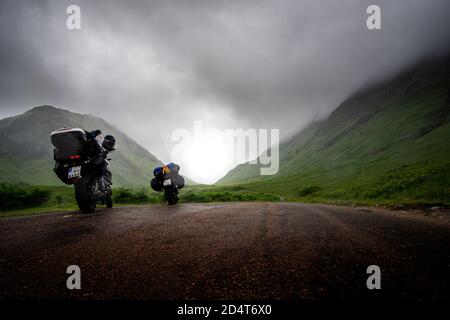 due moto in viaggio su strada su una piccola strada scozzese il giorno della nebbia e della nebbia Foto Stock