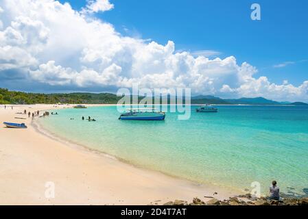 Whitsundays, Queensland, Australia - un gruppo di persone sulla spiaggia che ammirano la vista e scattano foto all'isola di Whitsunday. Foto Stock