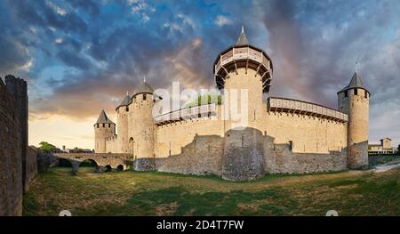 Carcasonne fortificazioni storiche medievali e mura di battaglia, Carcasonne Francia Foto Stock