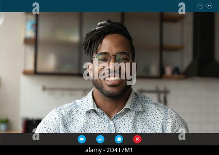 Primo piano di biracial man parlare in videochiamata Foto Stock