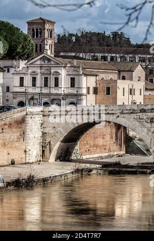 Roma, Italia. 02 febbraio 2016: Basilica di San Bartolomeo, Pons Cestius, Isola Tiberina e fiume. Roma, Italia Foto Stock