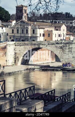 Basilica di San Bartolomeo, Pons Cestius, Isola Tiberina e fiume. Roma, Italia. Il Pons Cestius (Ponte Cestio, che significa Ponte di Cestio) è un Ro Foto Stock