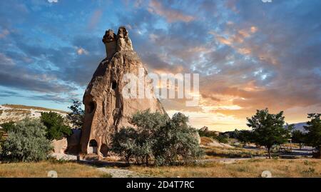 Foto e immagini della fata camino formazioni rocciose e pilastri di roccia di "Pasaba Valle" nei pressi di Goreme, Cappadocia, Nevsehir, Turchia Foto Stock