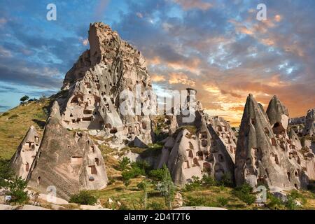 Foto e immagini di Uchisar Castello la grotta case di città in la fata del camino di Uchisar, vicino a Goreme, Cappadocia, Nevsehir, Turchia Foto Stock