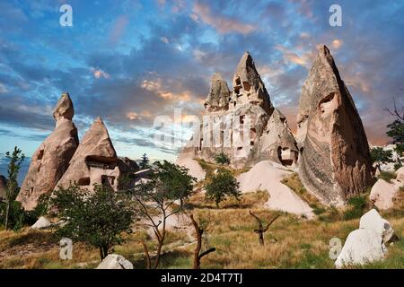 Foto e immagini di Uchisar Castello la grotta case di città in la fata del camino di Uchisar, vicino a Goreme, Cappadocia, Nevsehir, Turchia Foto Stock