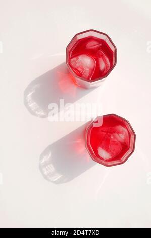 SCERBET ROSSO CON GHIACCIO IN UN BICCHIERE CON UN FORTE OMBRA Foto Stock