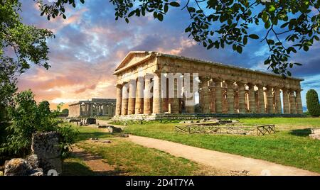 L'antico tempio greco dorico di Hera di Paestum costruito intorno al 460–450 a.C. Sito archeologico di Paestum, Italia. Foto Stock