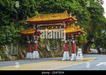 Taroko National Park ingresso est porta dell'arco a Hualien, taiwan. La traduzione del testo cinese è East to West Cross Island Highway Foto Stock