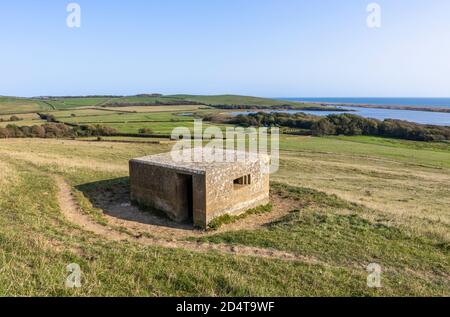 Scatola a colonne sulla scogliera, parte delle difese costiere della seconda guerra mondiale sul South-West Coast Path vicino a Abbotsbury, affacciata su Chesil Beach, Dorset, Regno Unito Foto Stock