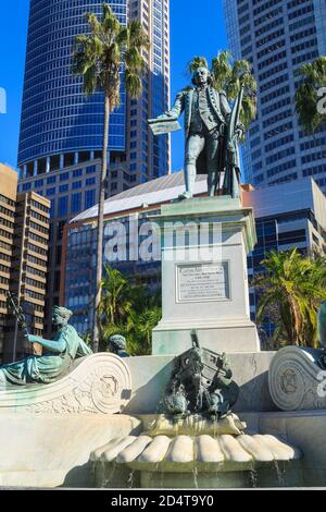 Statua del capitano Arthur Phillip, il primo governatore del nuovo Galles del Sud, in cima a una fontana nel Royal Botanic Garden, Sydney, Australia Foto Stock