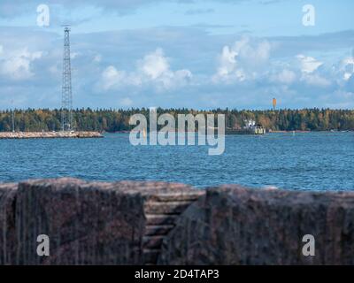 Helsinki/Finlandia - 10 OTTOBRE 2020: Una piccola nave da carico che naviga di fronte al porto commerciale. Foto Stock