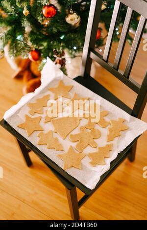 Biscotti grezzi di pan di zenzero su un foglio di cottura. Foto Stock