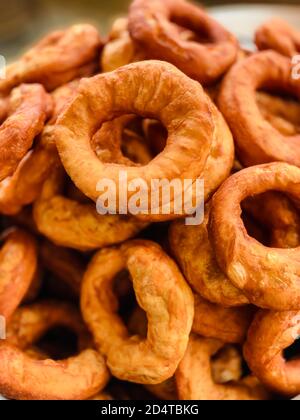 Dougnuts marrone dorato molto bruno. Cibo per la colazione. Foto Stock