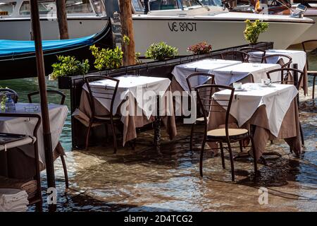 Tavoli sommersi sott'acqua al ristorante di Venezia Foto Stock