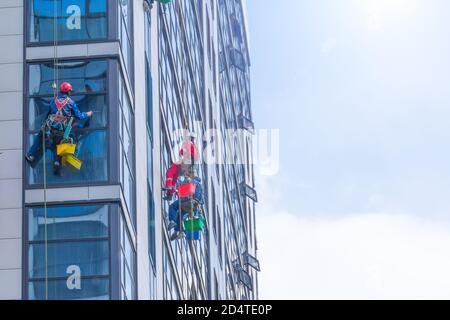 All'esterno dell'edificio, le finestre della facciata di un edificio a più piani sono pulite e con vista dal basso Foto Stock
