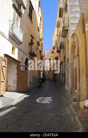 Procida, Provincia di Napoli, Campania, Italia. Isola di Procida, Marina Grande. Marina Grande, la città di Procida con il porto principale dell'isola. Scene di vita quotidiana in una strada del villaggio. Foto Stock