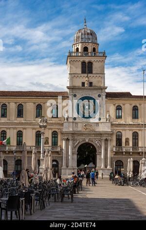 Piazza dei Signori o della Signoria (XIV secolo), piazza del centro di Padova, con la Torre dell'Orologio e i palazzi Capitanio e Camerlenghi. Foto Stock