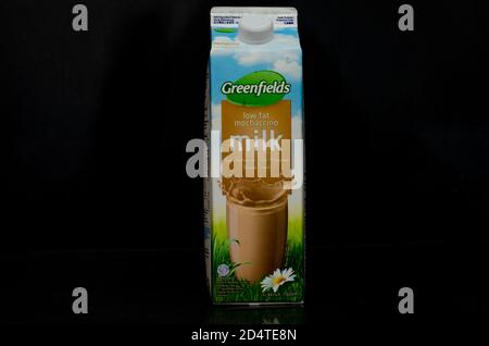 Vista frontale di un litro di scatola di latte di mochaccino a basso contenuto di grassi dal marchio Greenfields originario di Malang, Indonesia, isolato in un nero backgro Foto Stock
