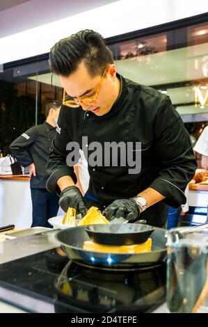 Lo chef Andrew Moo cucinando uova e piantando formaggio chorizo alla griglia Al Future Food Studio da solo un pop-up A Shanghai usando un sostituto di uovo a base di pianta Foto Stock