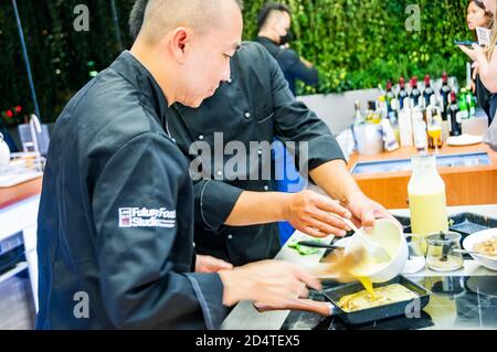 Lo chef Brian Tan cucina frittata di funghi al Future Food Studio da solo un pop up a Shanghai utilizzando un sostituto uovo a base di piante. Foto Stock