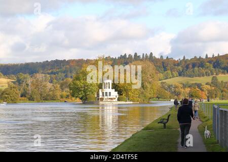 Henley-on-Thames, Regno Unito. 11 Ott 2020. Regno Unito Meteo. Gli escursionisti approfittano di una delle ultime calde giornate estive sul fiume Tamigi. Credit: Uwe Deffner/Alamy Live News Foto Stock