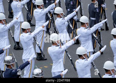 Taipei, Taiwan. 10 Ott 2020. La polizia militare di Taiwan ha sfilato durante la cerimonia della Giornata nazionale di Taiwan presso l'Ufficio Presidenziale di Taipei, Taiwan, il 10 ottobre 2020. (Foto di Walid Berrazeg/Sipa USA) Credit: Sipa USA/Alamy Live News Foto Stock