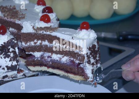 fetta grande di torta fresca di foresta nera su una torta server Foto Stock