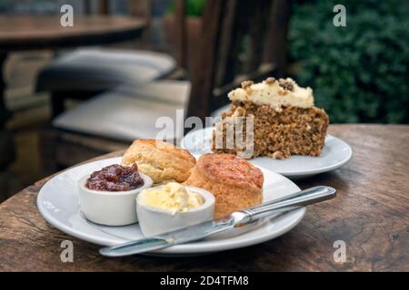 Tè all'inglese alla sala da tè Petersham Nursery. Foto Stock