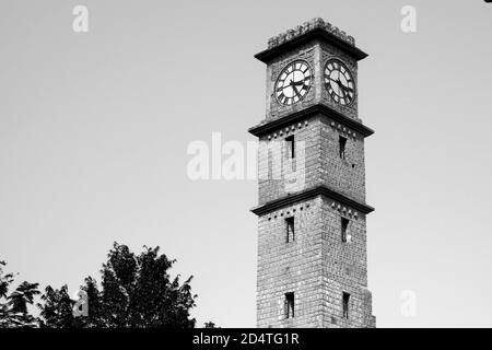 A Close view of gulbarga University biblioteca torre orologio isolato in natura monocromo stock foto, Kalaburagi, Karnataka/India-settembre 03.2020 Foto Stock