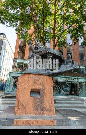 Monumento in bronzo che celebra la vita di Frederic Chopin dello scultore polacco Robert Sobocinski nel centro di Manchester. Foto Stock