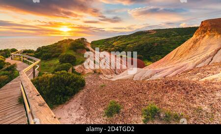 Passerella di Hallett Cove intorno al Pan di zucchero al tramonto, Australia del Sud Foto Stock