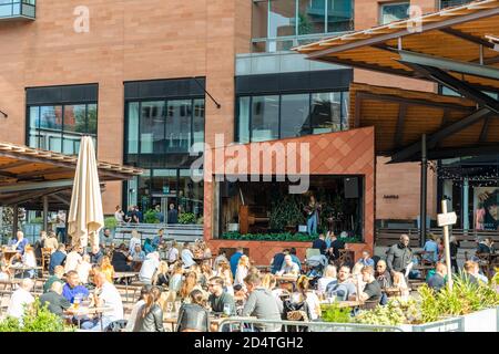 Famoso ristorante all'aperto con musica dal vivo a Spinningfields, nel centro di Manchester. Foto Stock