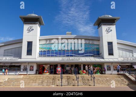 L'entrata principale al Molo Felixstowe sulla costa est di Suffolk, Regno Unito. Foto Stock