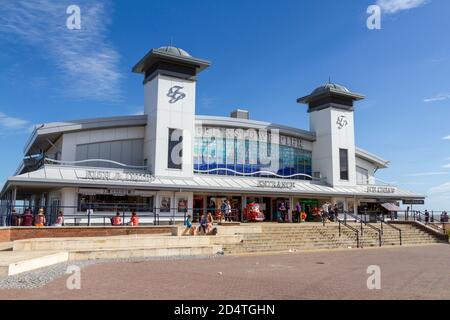 L'entrata principale al Molo Felixstowe sulla costa est di Suffolk, Regno Unito. Foto Stock