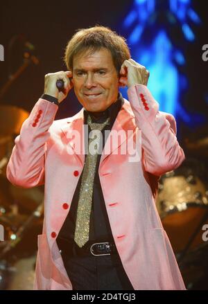 Cliff Richard si esibisce all'Arena 02 con le Shadows 28 settembre 2009 Foto Stock