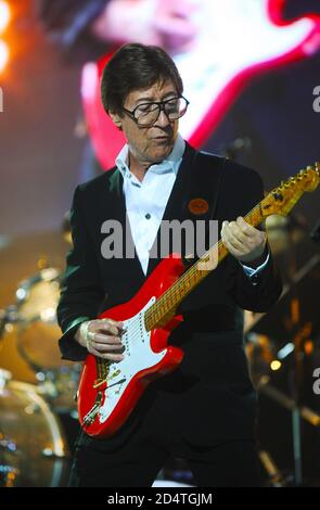 Hank Marvin si esibisce all'Arena 02 con Cliff Richard E le Ombre 28 settembre 2009 Foto Stock