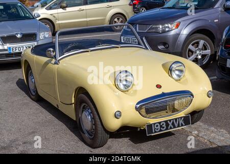 Un'auto sportiva Austin Healey Sprite (c.. 1960) sul lungomare di Felixstowe, Suffolk, Regno Unito. Foto Stock