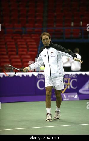 Cliff Richard al suo torneo Tennis Classic al Birmingham NIA 20 dicembre 2003 Foto Stock