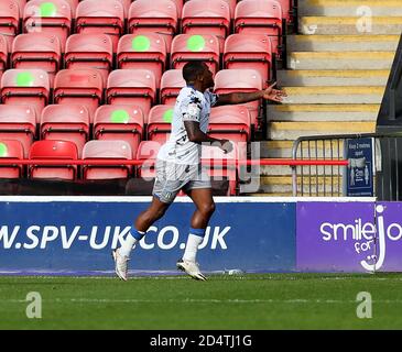 10 ottobre 2020; Bescot Stadium, Wallsall, West Midlands, Inghilterra; English Football League Two, Wallsall FC contro Colchester United; festeggiamenti per Callum Harriott di Colchester United Foto Stock