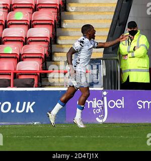 10 ottobre 2020; Bescot Stadium, Wallsall, West Midlands, Inghilterra; English Football League Two, Wallsall FC contro Colchester United; festeggiamenti per Callum Harriott di Colchester United Foto Stock