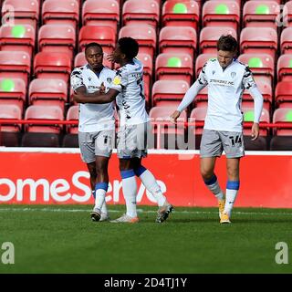 10 ottobre 2020; Bescot Stadium, Wallsall, West Midlands, Inghilterra; English Football League Two, Wallsall FC contro Colchester United; festeggiamenti per Callum Harriott di Colchester United Foto Stock