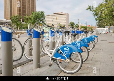 Malaga Spagna, Fila di Malaga blu Bici, pubblico noleggio biciclette stazione del sistema a Malaga, in Andalusia, Spagna. Foto Stock