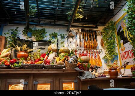 El Pimpi. Prodotti locali e prosciutto spagnolo in bar spagnolo, Bodegas El Pimpi, Malaga, Costa del Sol, Andalusia, Spagna. Foto Stock