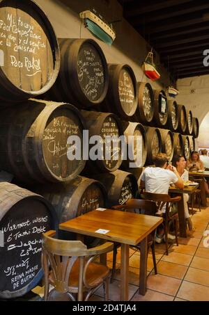 El Pimpi. La gente mangia in un bar spagnolo tradizionale, Bodegas El Pimpi, Malaga, Costa del Sol, Andalusia, Spagna. Foto Stock